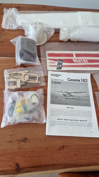 Avião rc Thunder Tiger Cessna 182