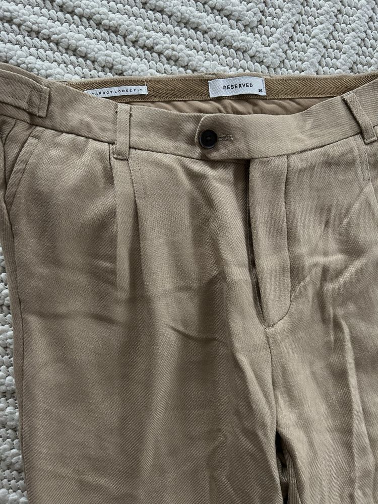 Spodnie męskie Reserved carrot loose fit niski stan beżowe chinosy