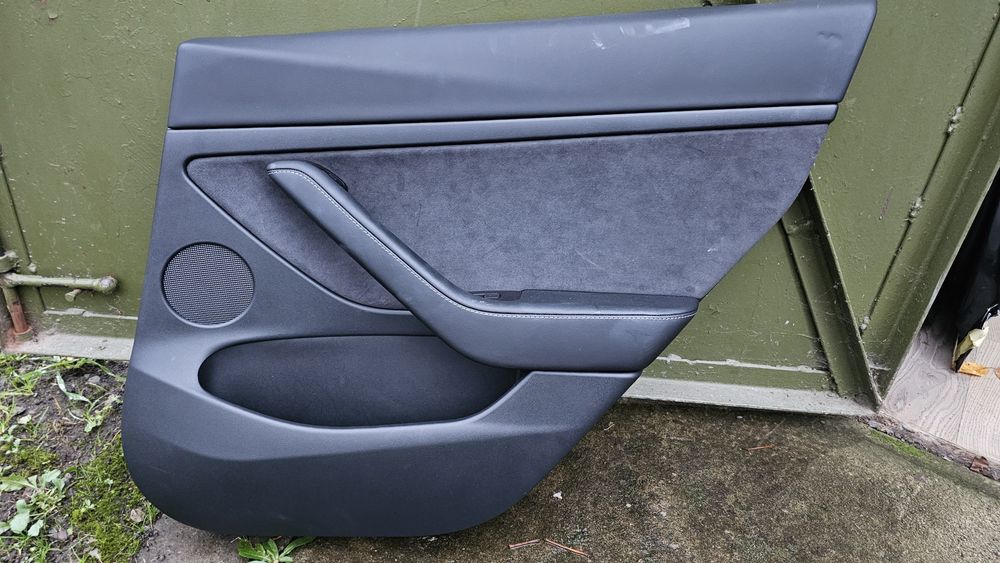 Обшивка дверки Tesla Model 3