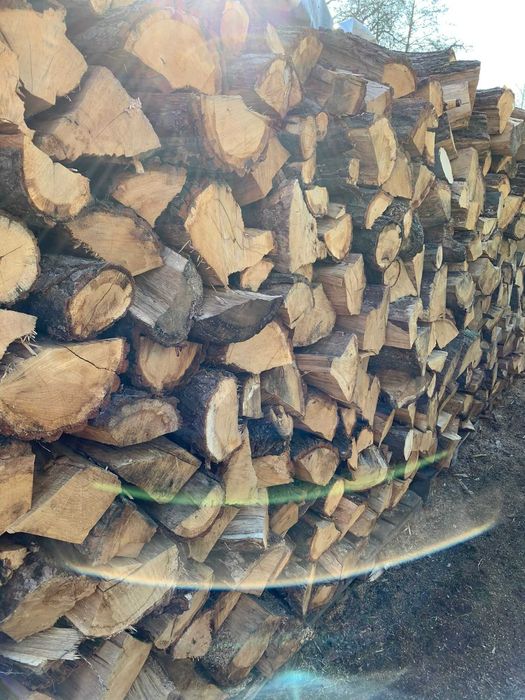 Sprzedam drewno opałowe – solidne, suche, gotowe do palenia!