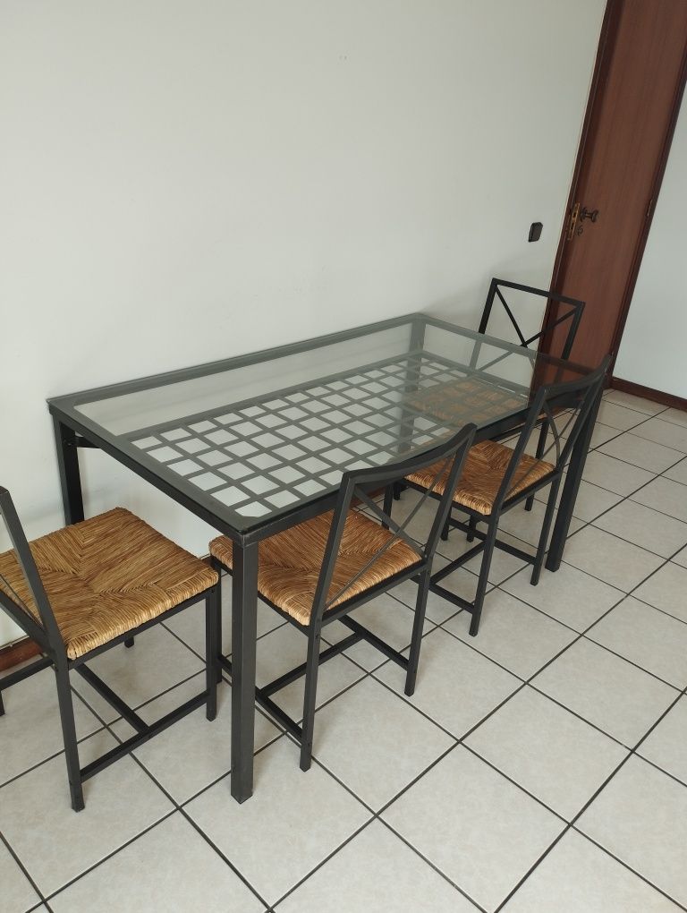 Mesa de vidro e cadeiras