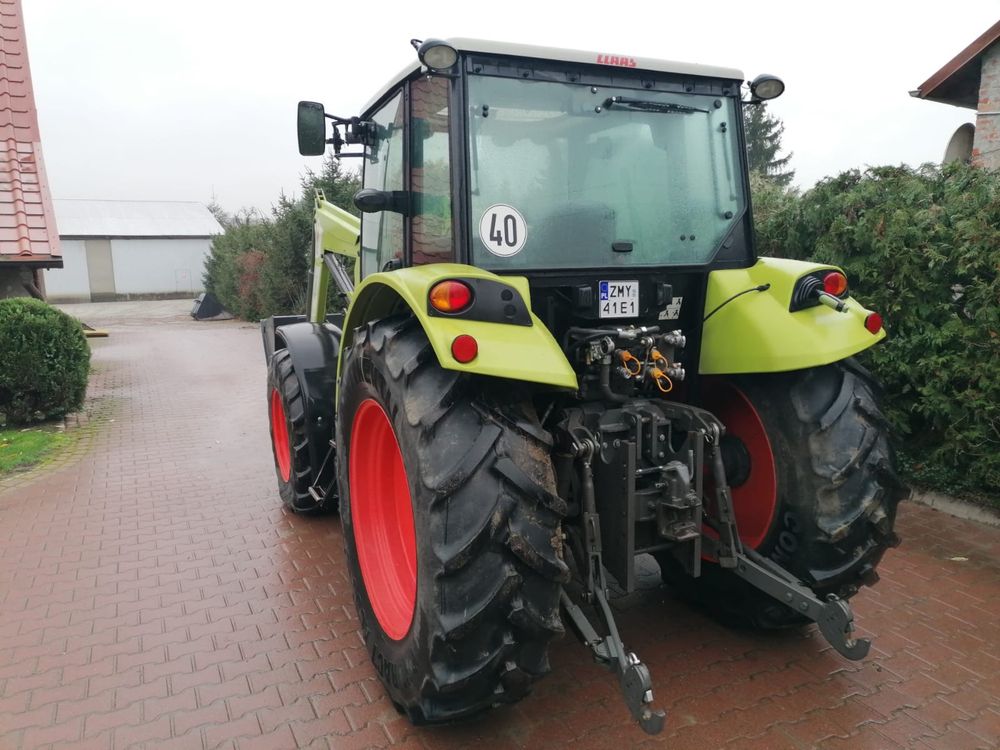 Claas Axos 310 z ładowaczem