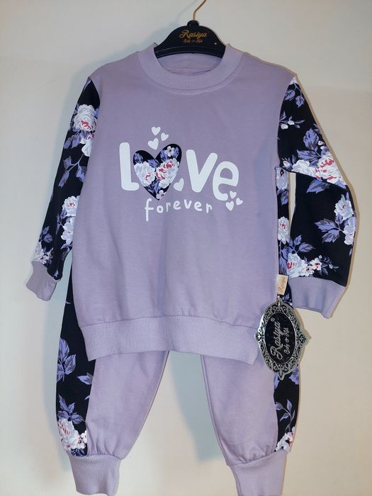 Strój dla dziewczynki z kwiatami.