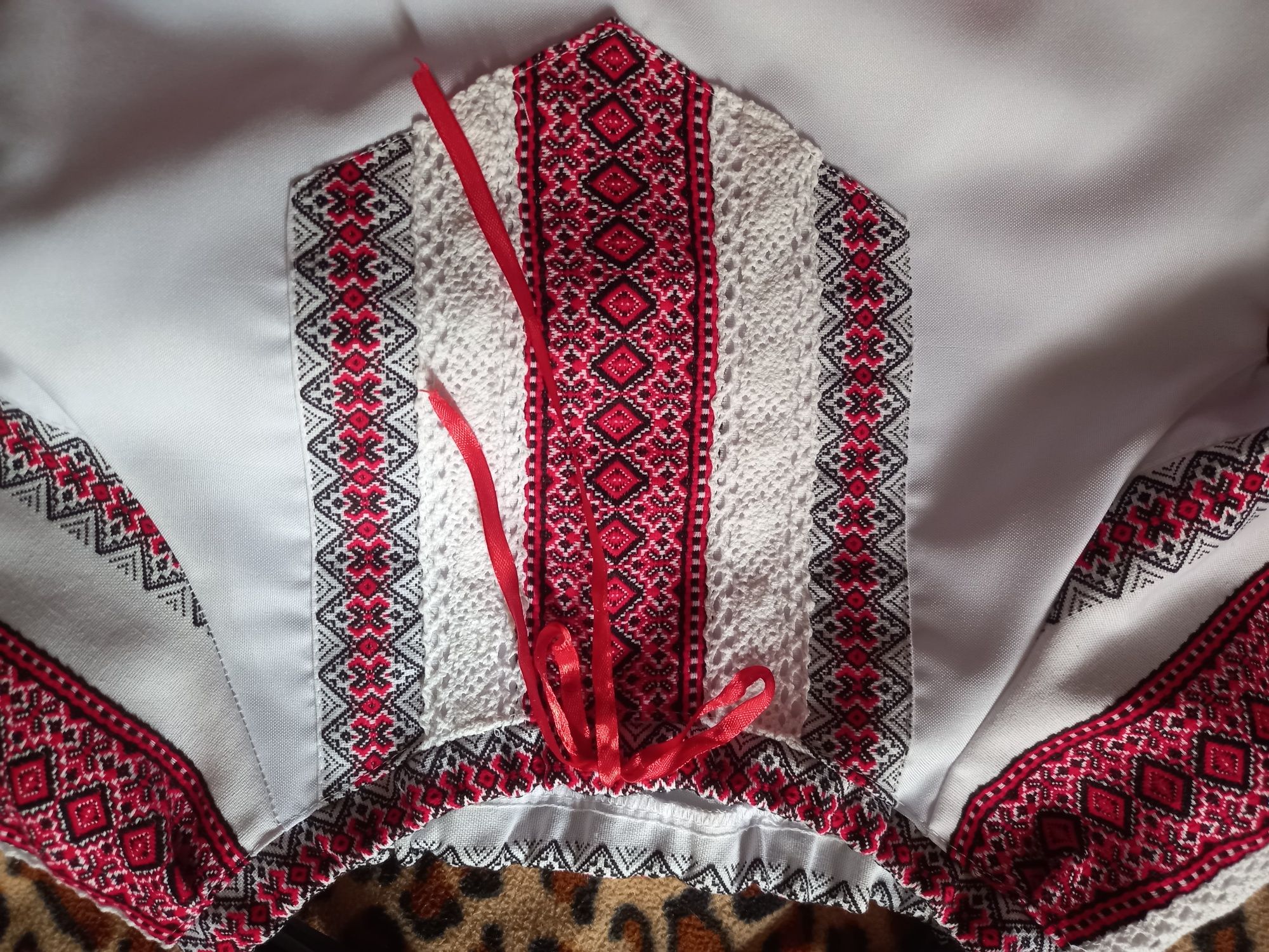 Вишитий костюм для дівчинки