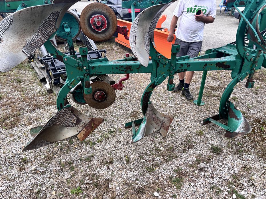 Оборотний плуг , плуг трьохкорпусний оборотний