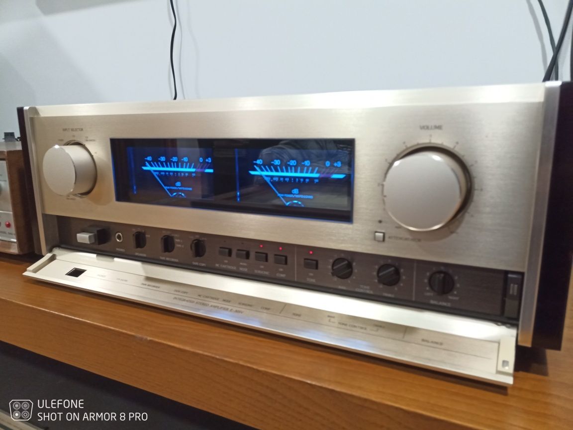 Accuphase e-305v