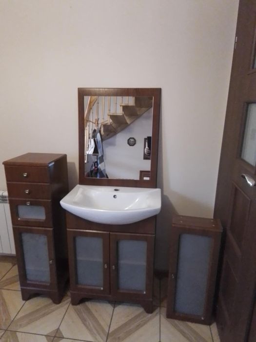 meble łazienkowe z umywalką