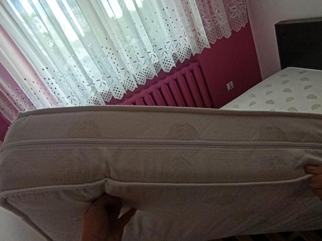 Duże łóżko sypialne