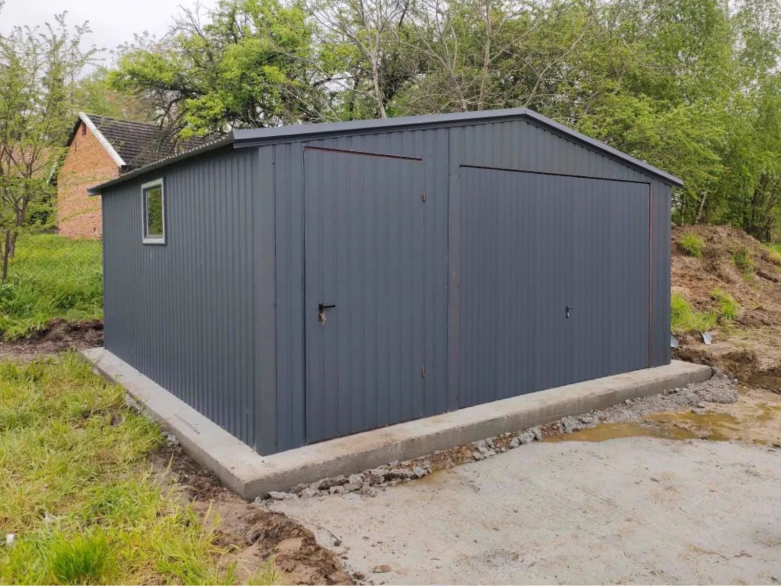Garaż jednostanowiskowy 5x5m - Dach dwuspadowy, Brama uchylna, Grafit
