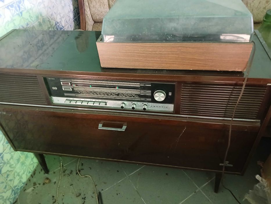 Movel com radio e gira discos antigo