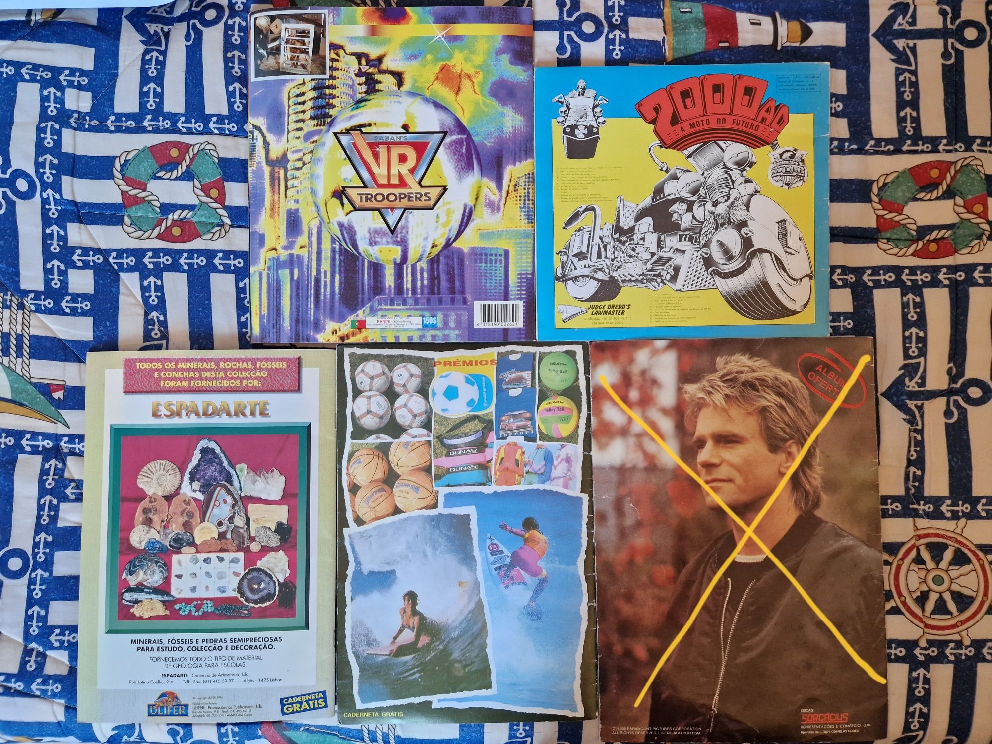 Diversas cadernetas e cromos