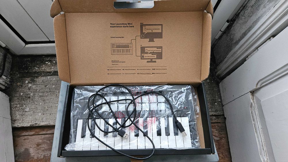 Teclado MIDI controlador - Novation Launchkey Mini mk3