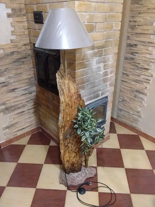 Світильник торшер з натурального дерева та каменю.