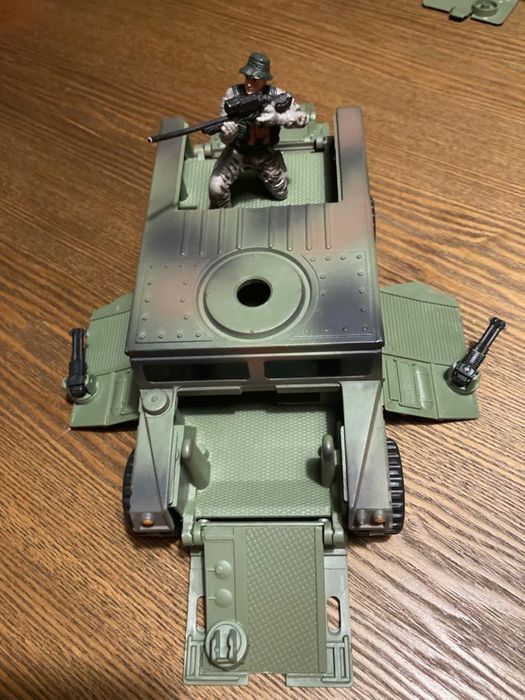 Brinquedo 2 tanques de batalha e jipe