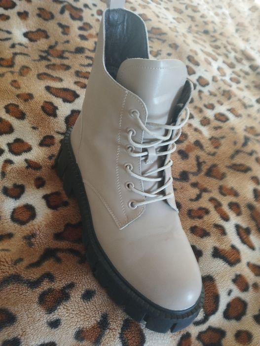 Черевики жіночі бежевого кольору