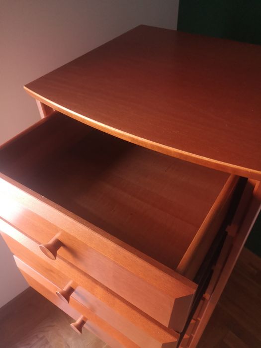 Cómoda alta com sete gavetas