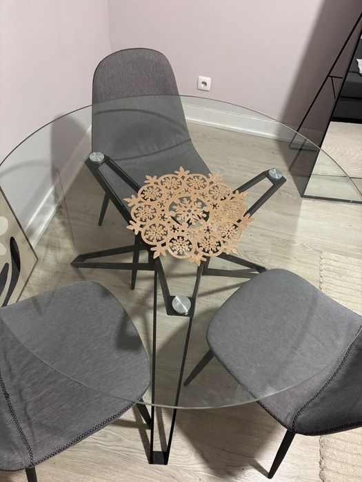 Mesa de vidro (sem as cadeiras)