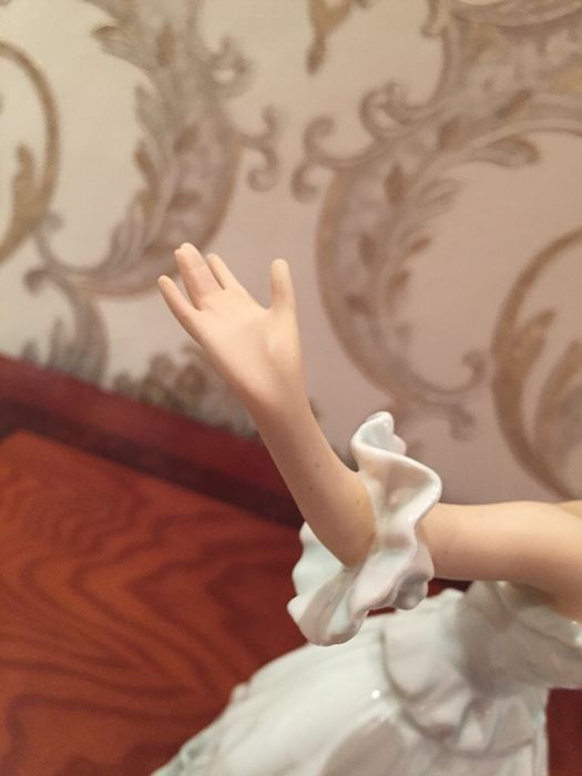 Продам антикварную фарфоровую статуэтку Германия