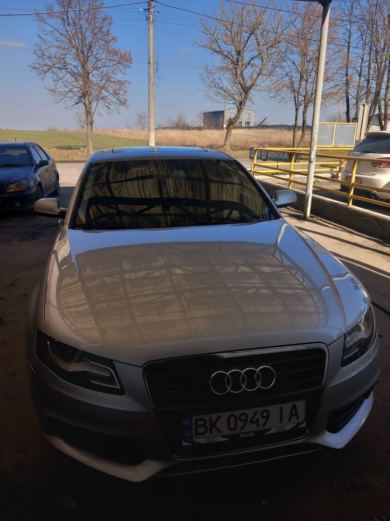 Ауді а4б8 2012 року