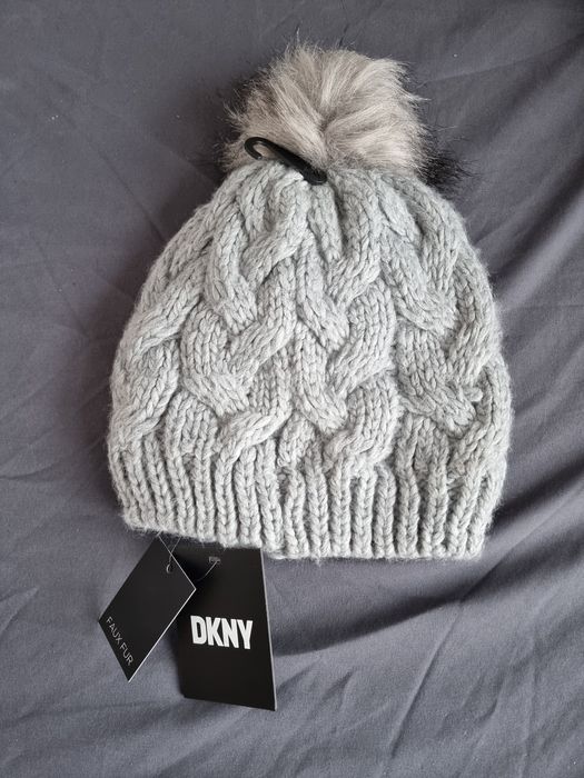 Szara czapka zimowa. Futro ciepły polar popielata beanie pompon DKNY