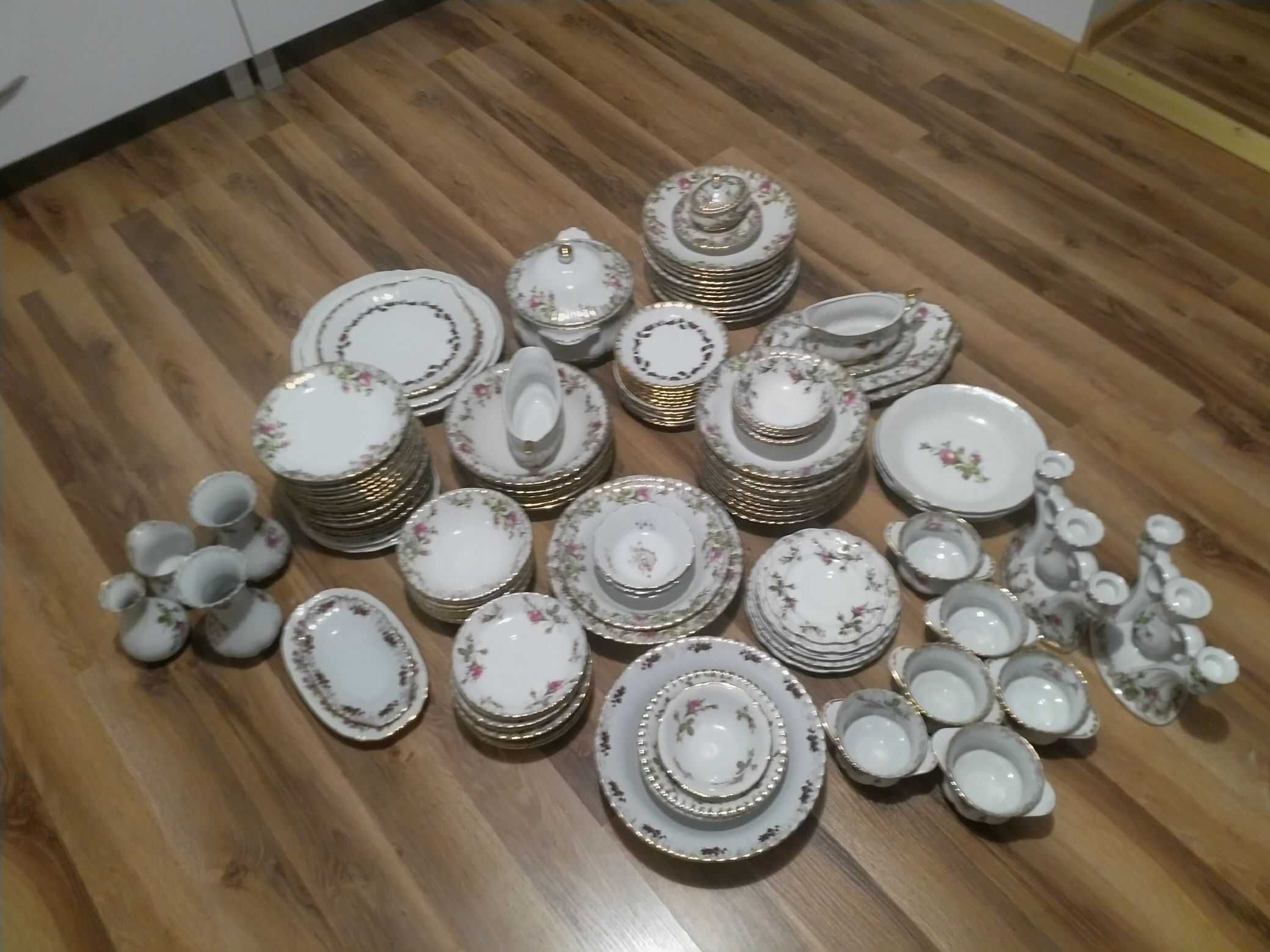 Porcelana Polska, Chodzież. Około 160 elementów. Motyw kwiatowy.