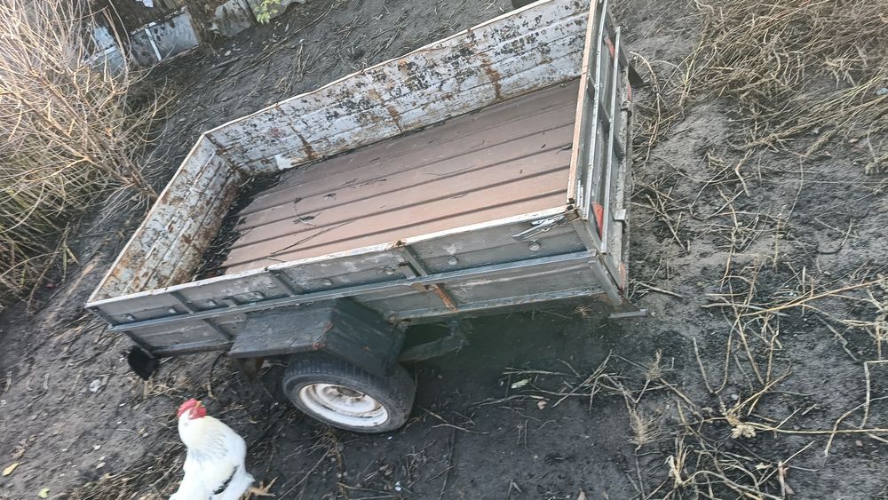 Причіп є дуги, міцний.