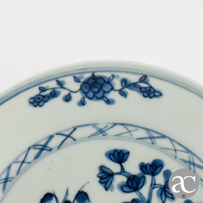 Prato porcelana China Qianlong, séc. XVIII, flores, pagode e paisagem