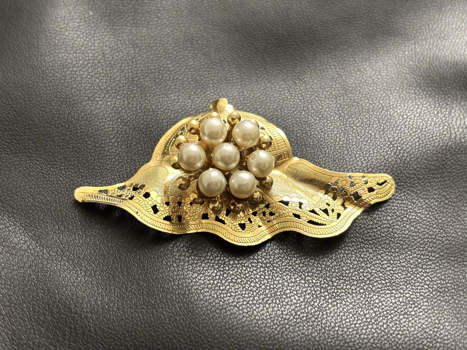 Broszka z perełkami