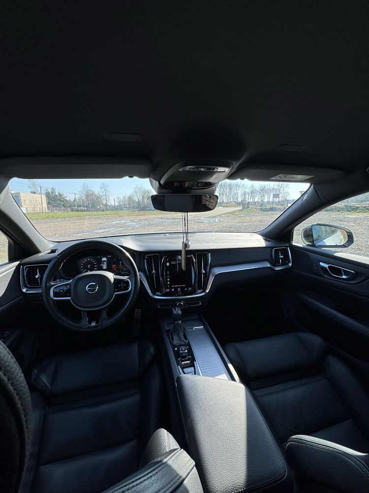 Volvo v60 2.0d 2019r R-design
