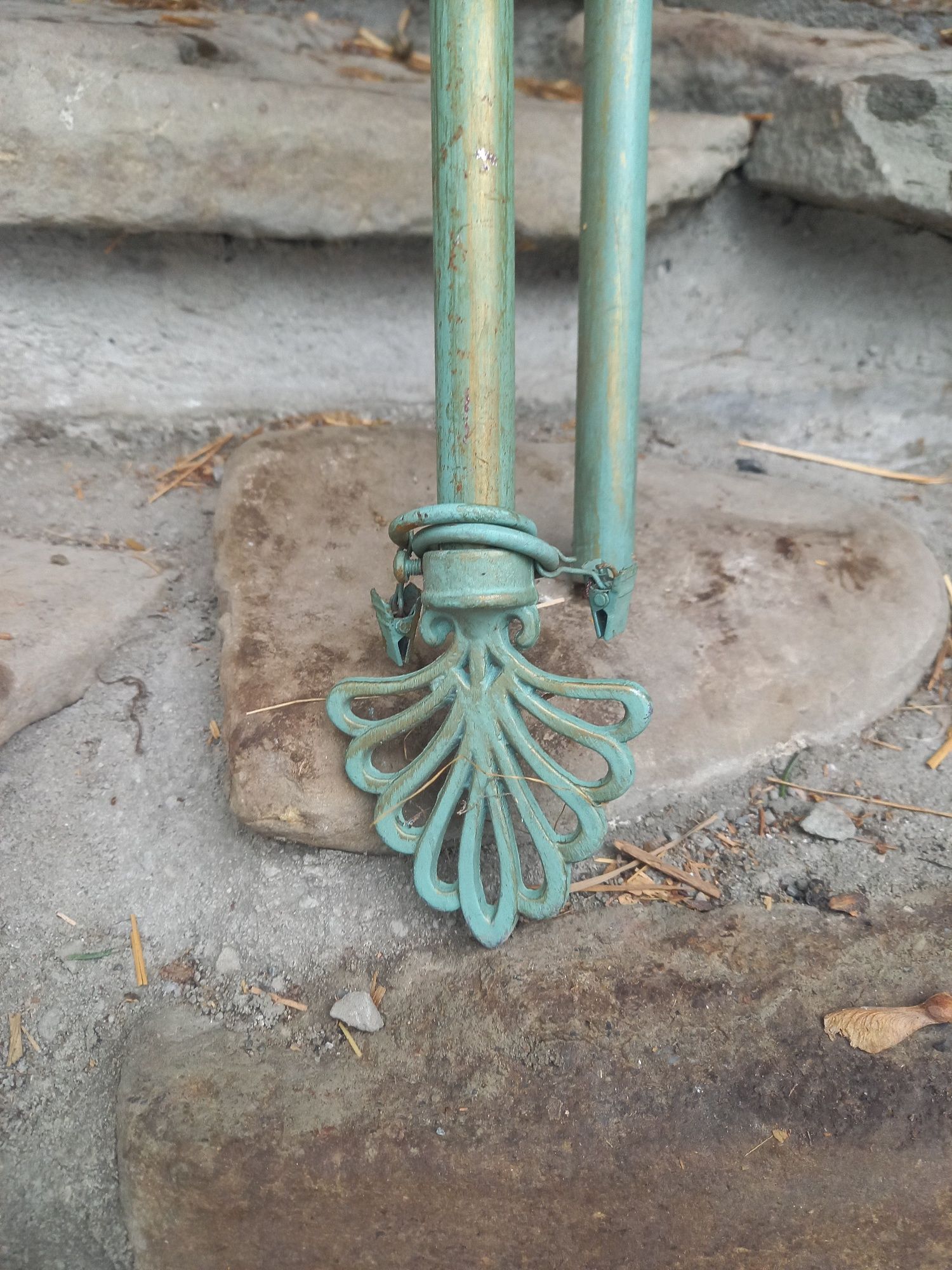 Karnisz metalowy z żabkami