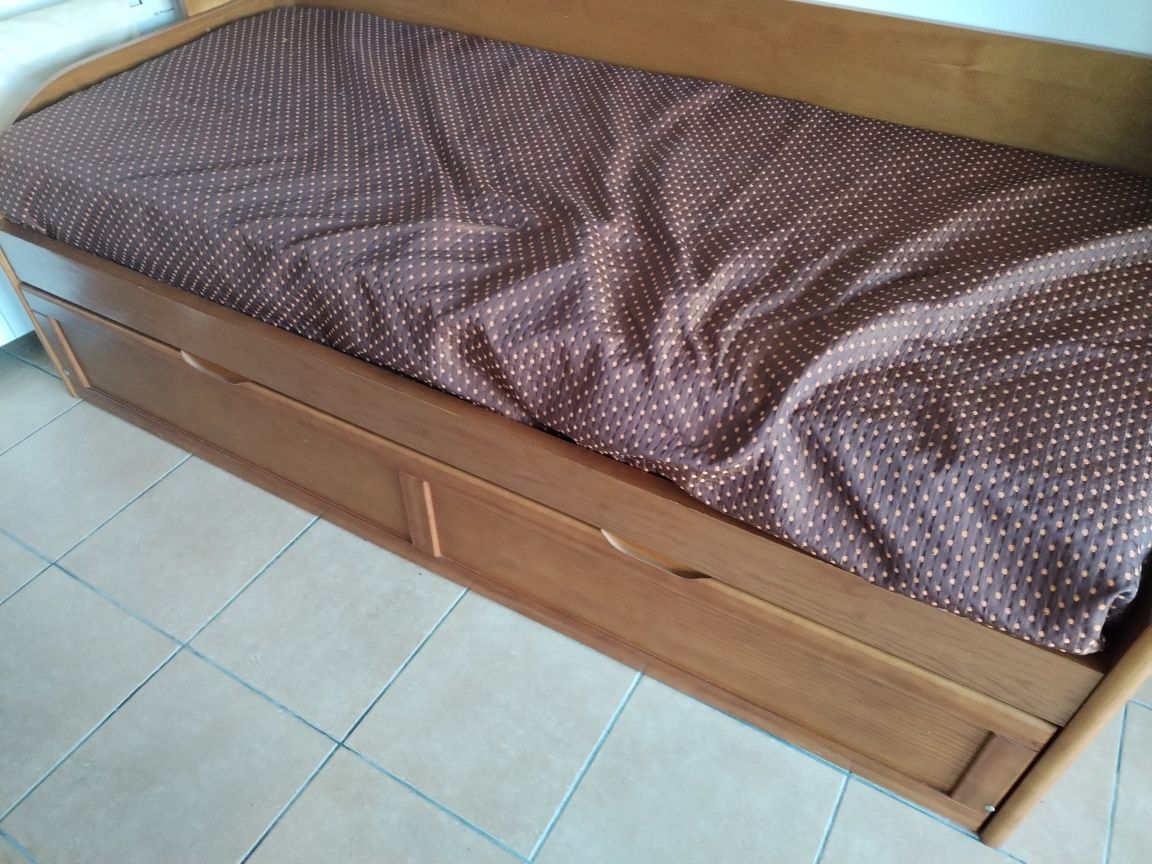 Cama com prateleira