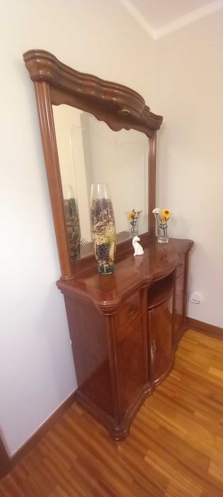 Dois aparadores com espelho.