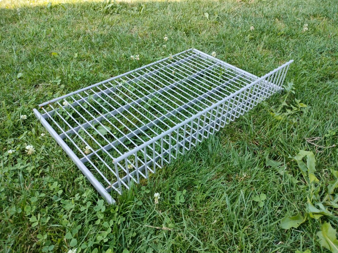 Metalowe półki do regałów modułowych.