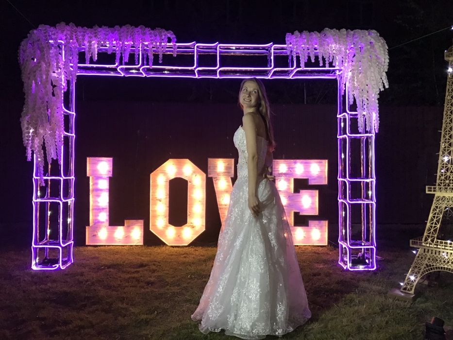 Оренда 3000 грн букви LOVE з лампочками на весілля