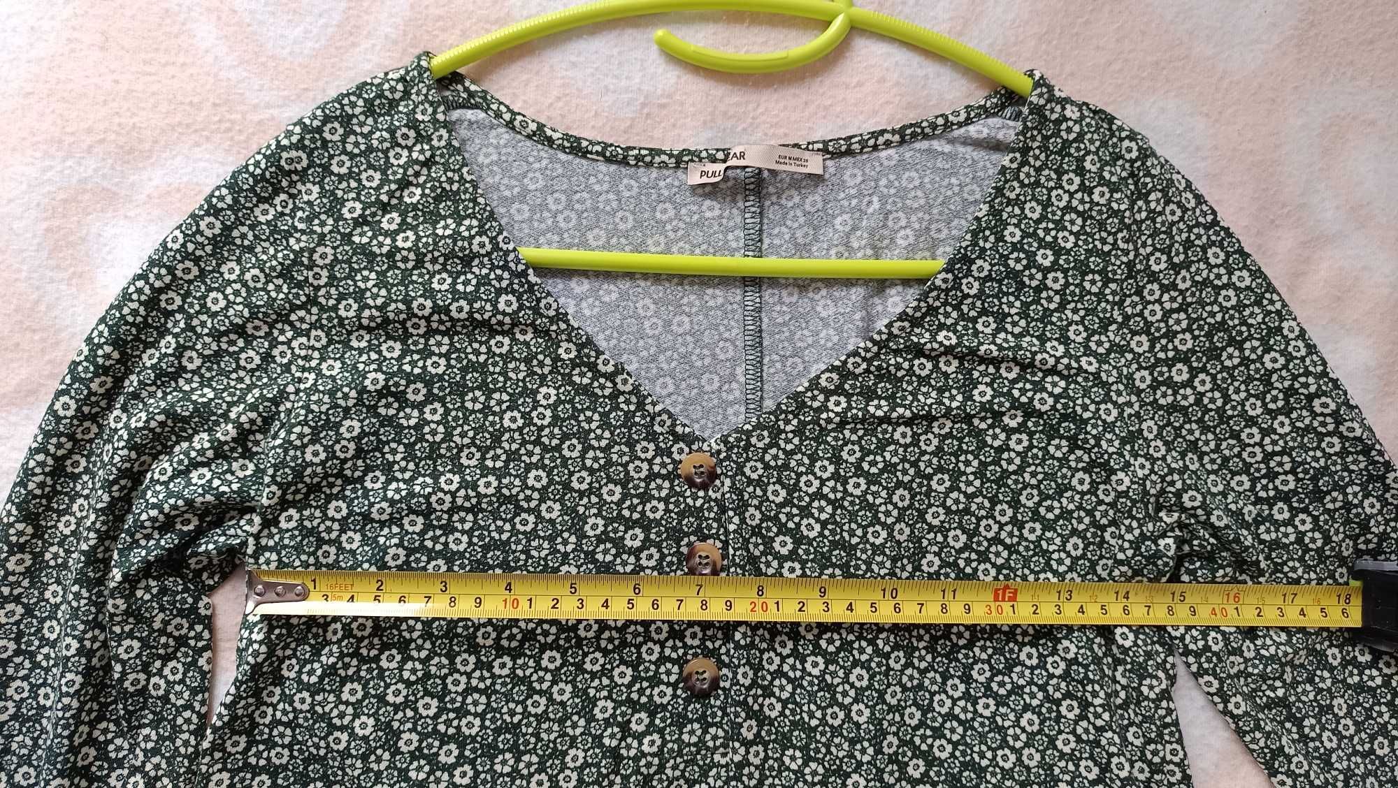 Ciemnozielona sukienka tunika w kwiaty Pull & Bear