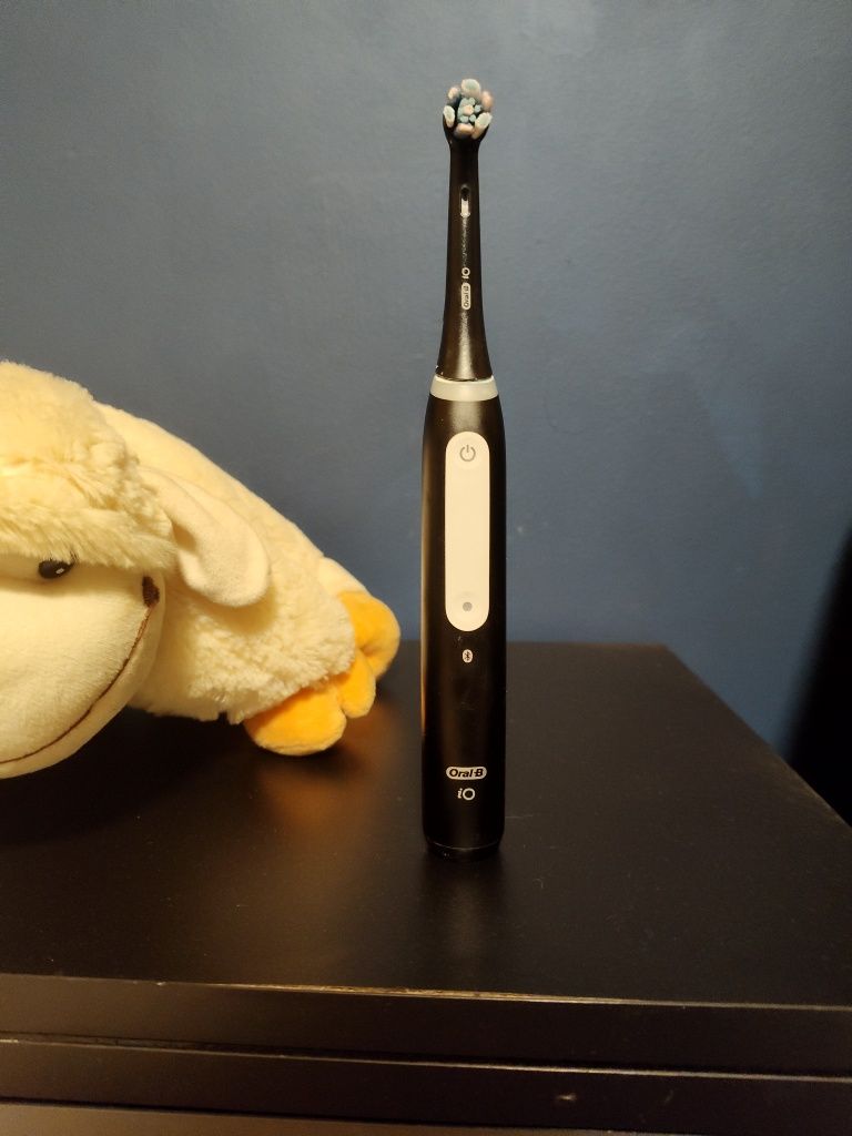 Szczoteczka magnetyczna ORAL-B iO 4 Czarny
