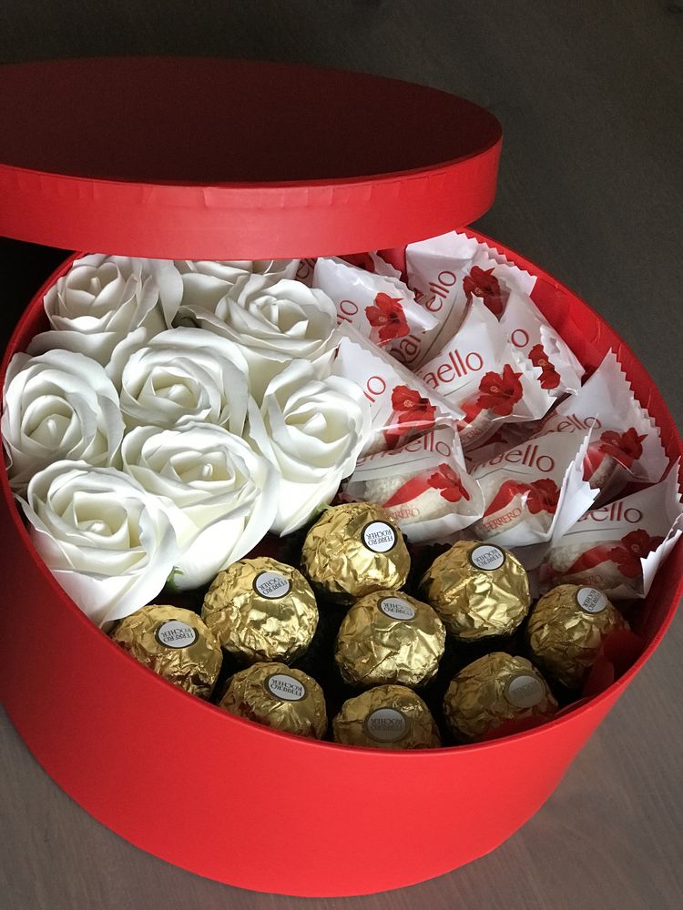 Flower box z różami, Raffaello i Ferrero. Prezent na Dzień Kobiet.