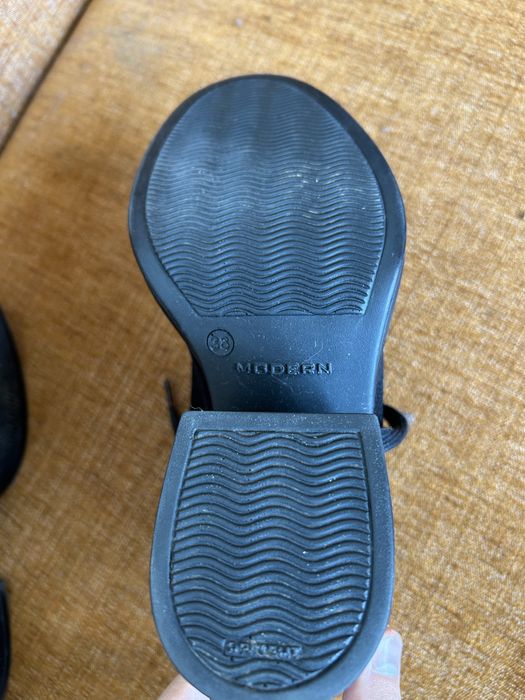 Нове жіноче взуття в ідеальному стані