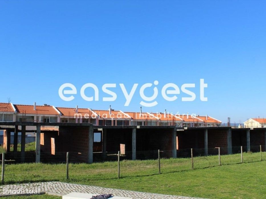 Terreno para construção com 6 moradias já iniciadas, com 170m2 área