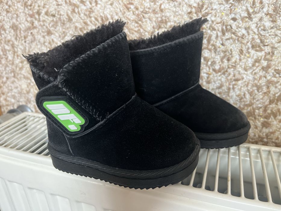 Уги для дівчинки 19 р