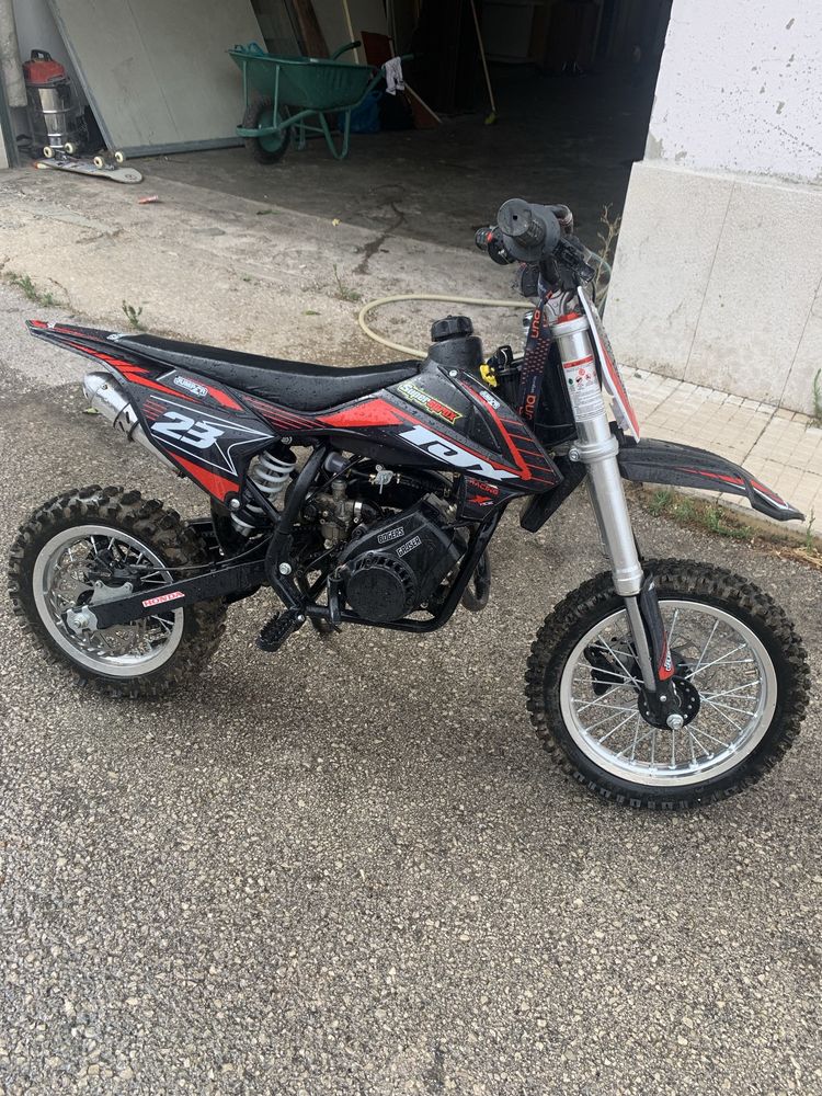 Vendo mota para criança a 2T nova