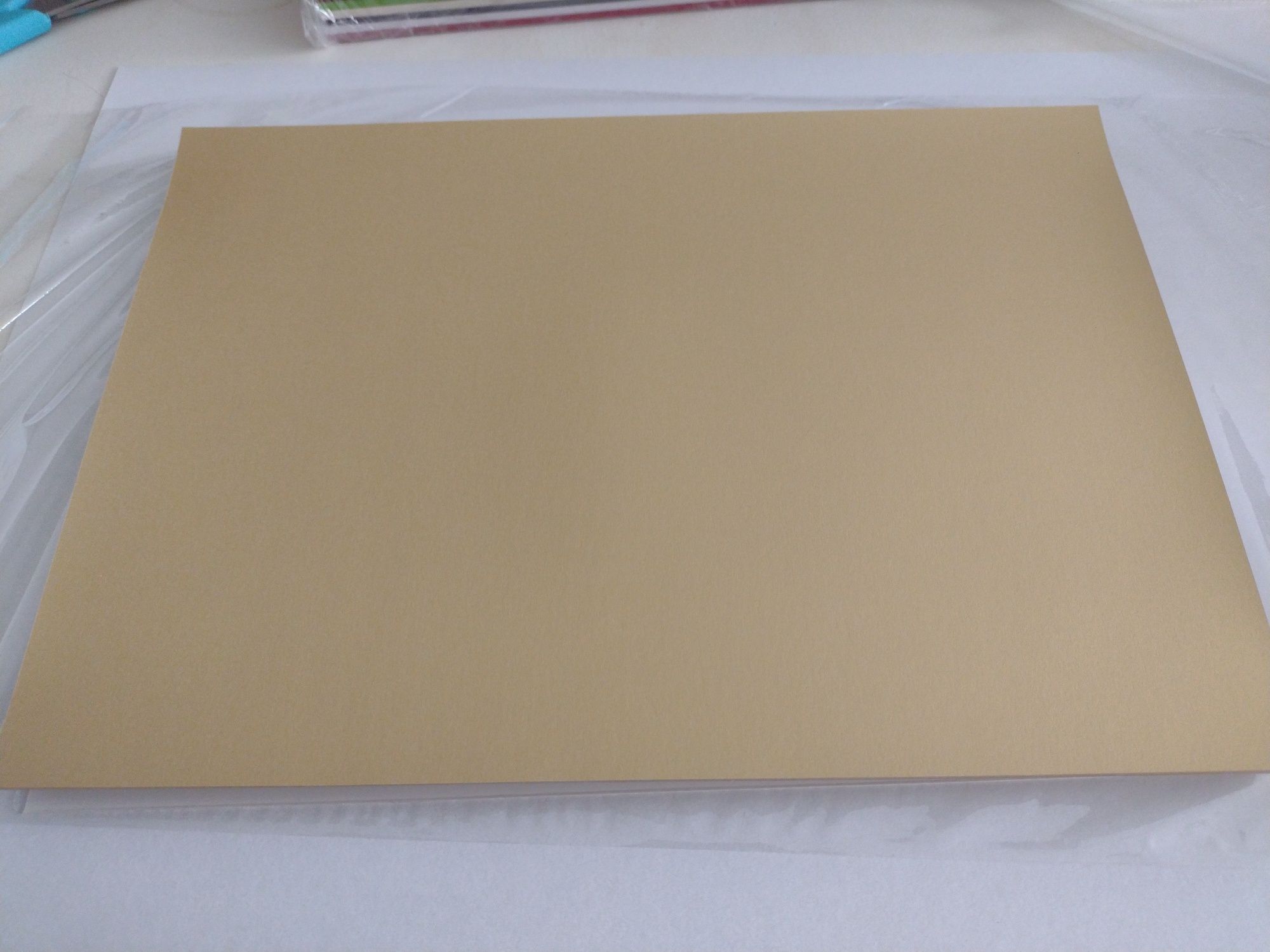 Papier perłowy majestic sarin gold jasne złoto 120 gram 80 kartek A4