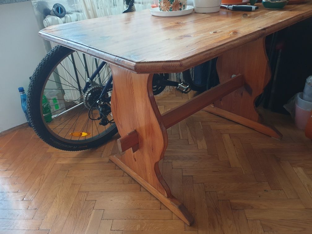 Stół drewniany stabilny
