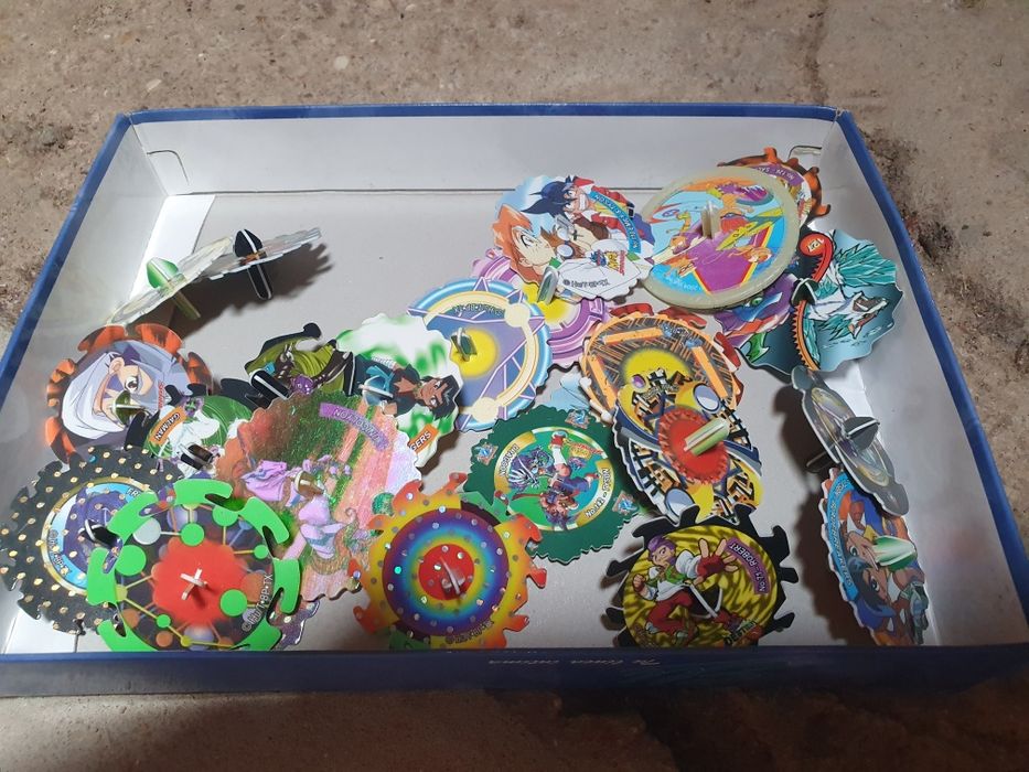 Vendo tazos, pokemon e beyblades antigos