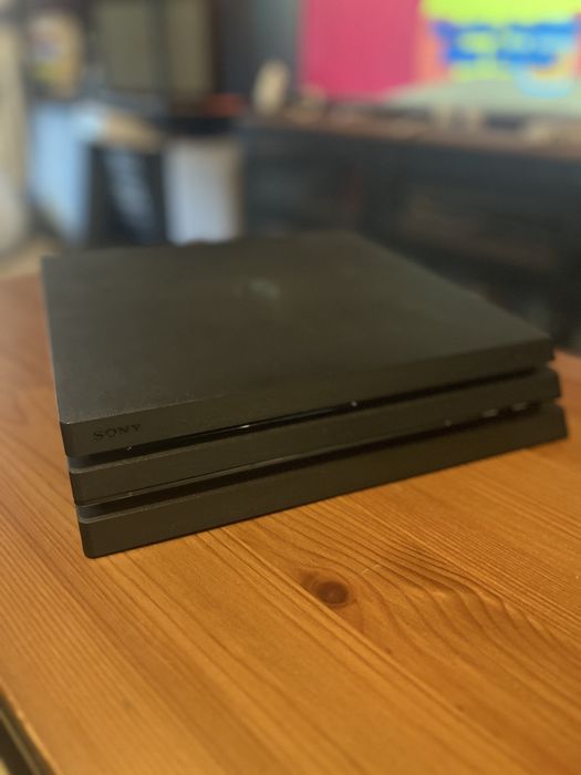 Playstation 4 pro 1tb ps4 + ładowarka + 2 pady