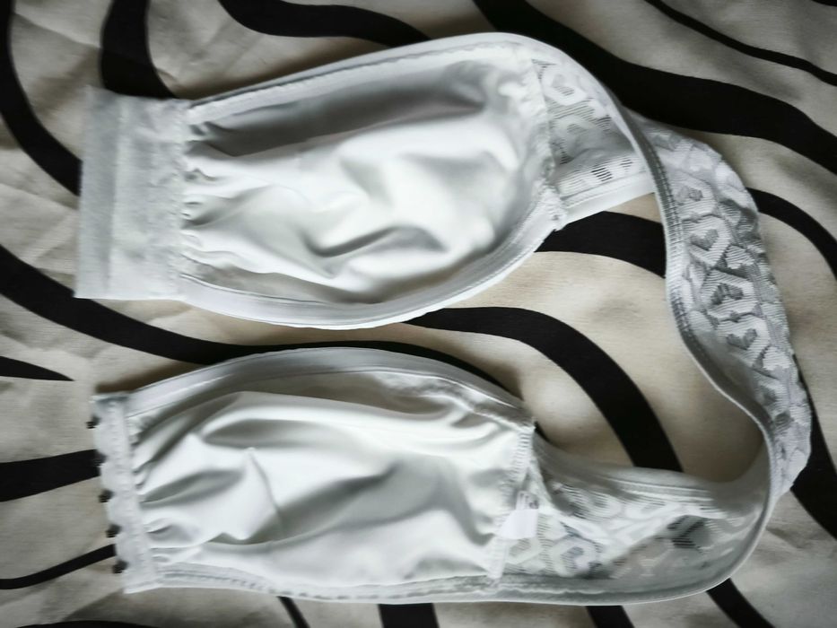 Biustonosz nie usztywniany zapinany z  przodu S nowy