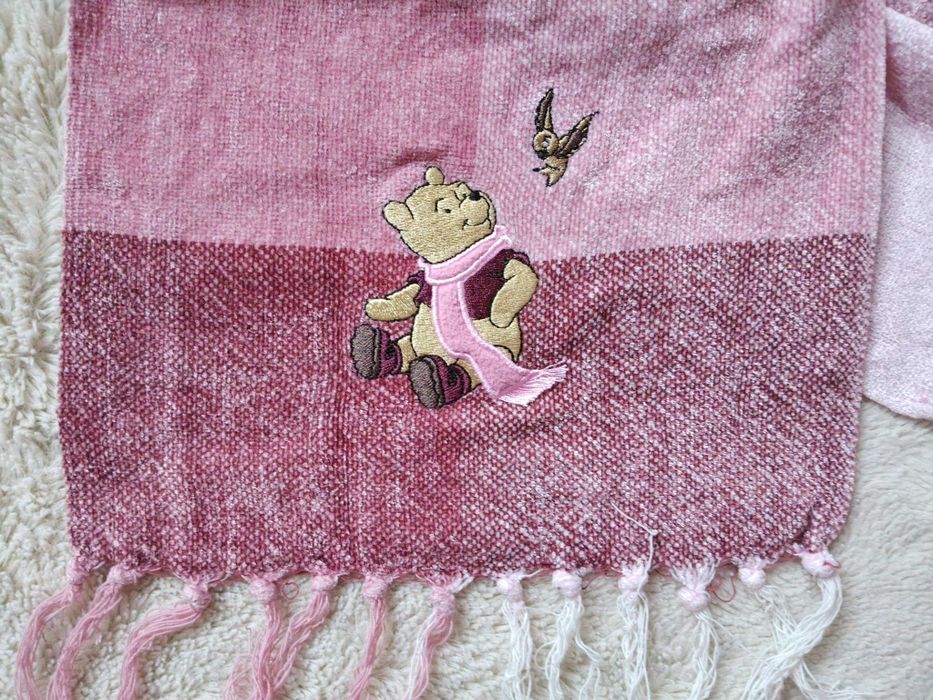 Dziewczęcy szalik w kratę: z Misiem Puchatkiem