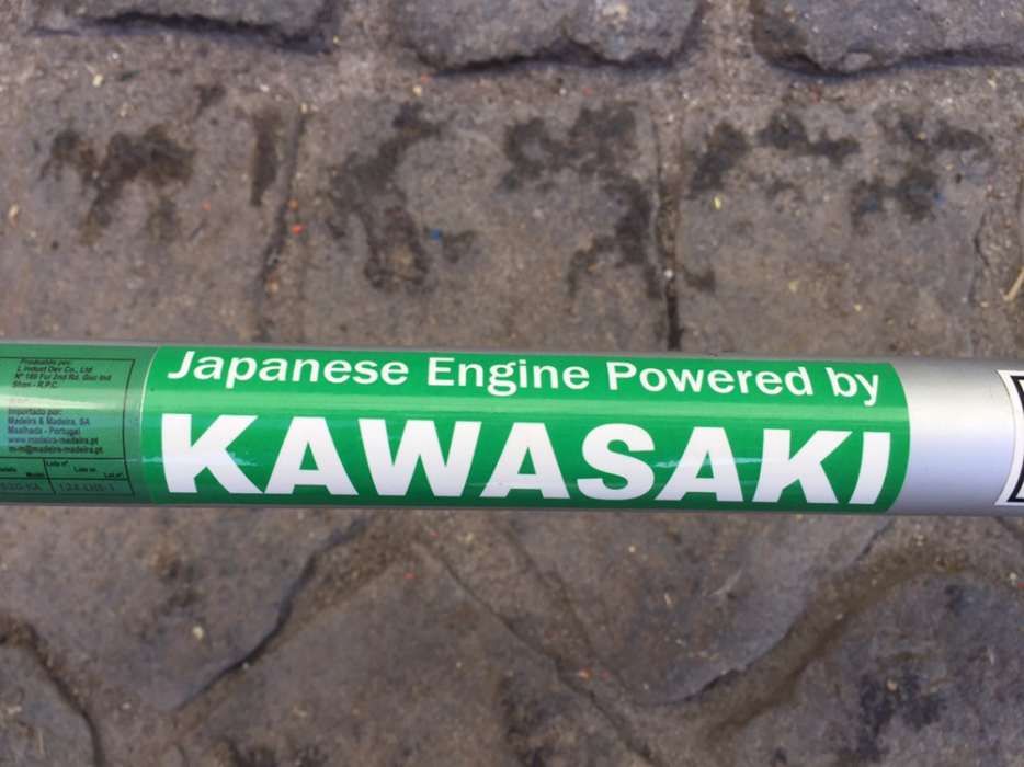 Roçadora Kawasaki TJ53 de costas