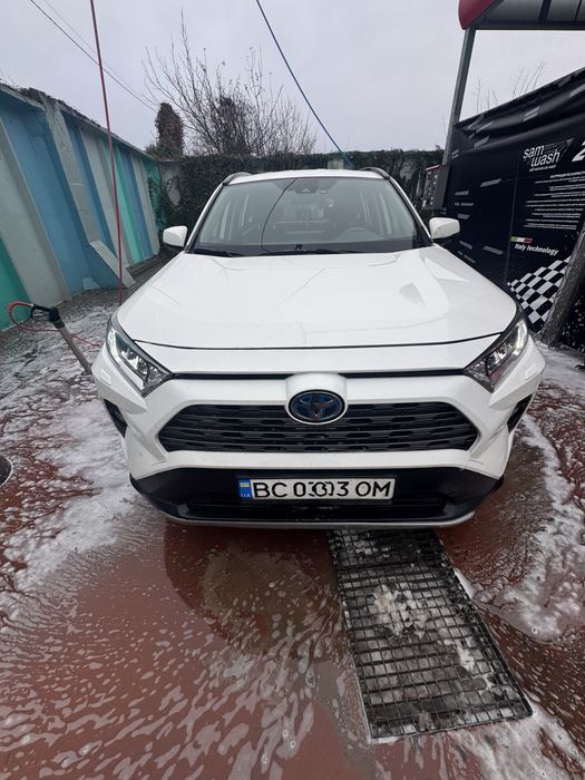 Автомобіль Toyota RAV4 гібрид