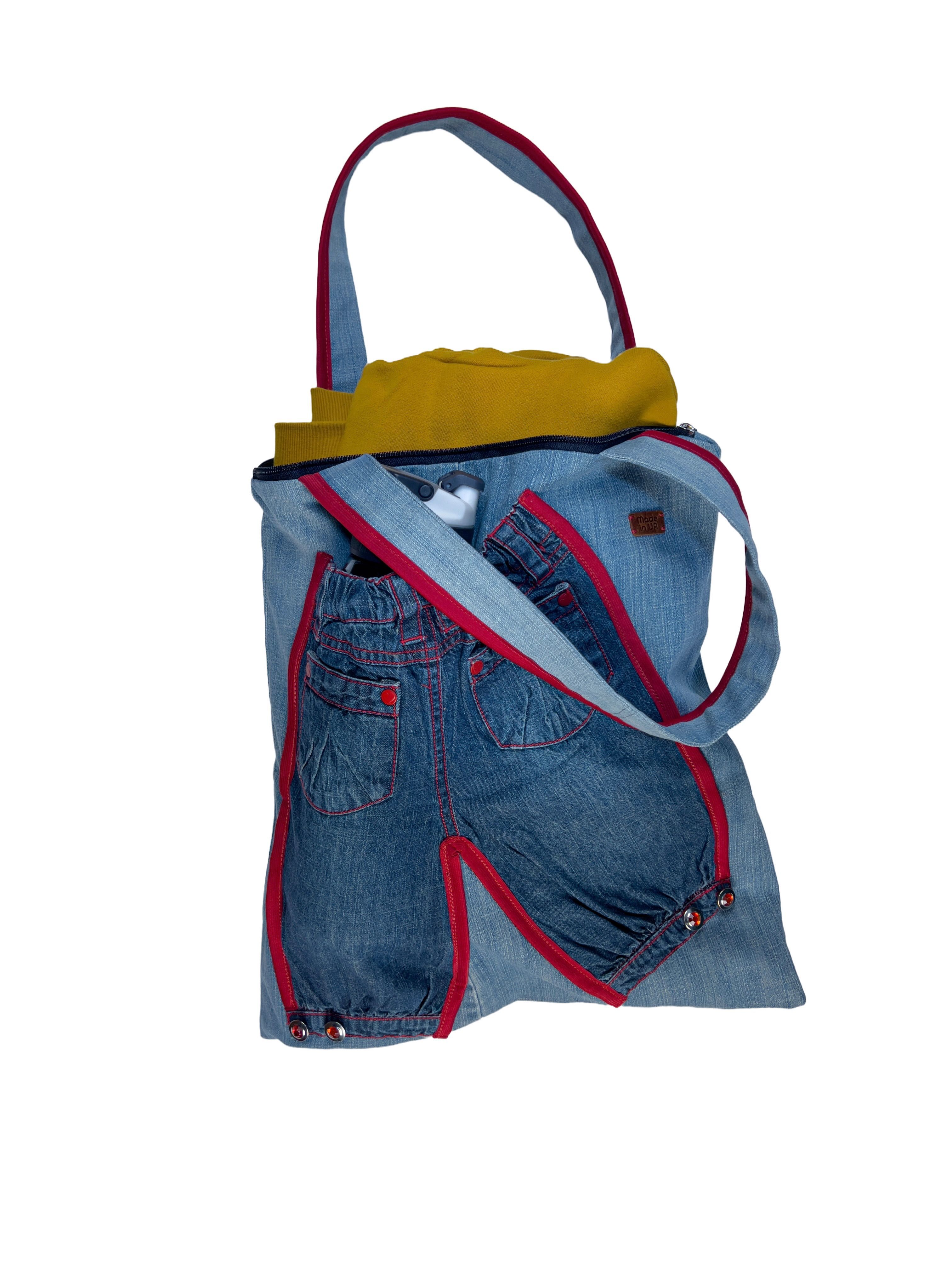 Стильна денімова сумка з червоними акцентами та кишенею , ручна робота